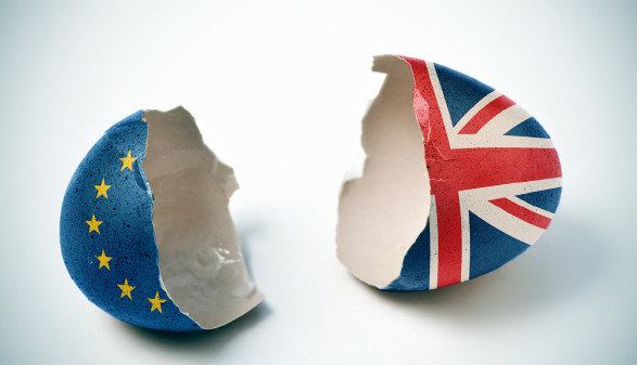 Zwei Hälften einer zerbrochenen Eierschale. Die eine Hälfte wie die Flagge der EU bemalt, die andere wie die Flagge des Vereinigten Königreiches.