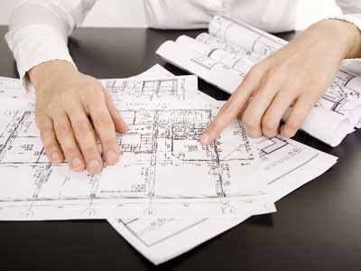 Architekt präsentiert Baupläne