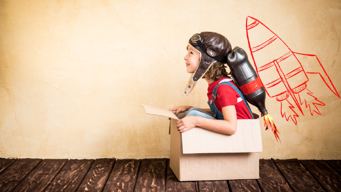 © Sunny studio, stock.adobe.com Kind, das zu Hause mit Jetpack spielt