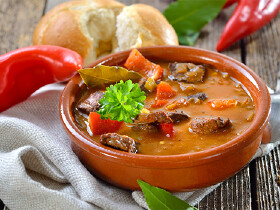 Gulaschsuppe, in der Keramikschale serviert © kab-vision, Fotolia