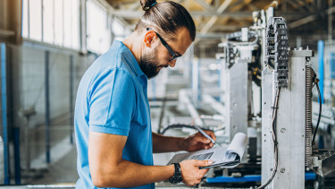 Arbeiter mit Klemmbrett in Produktionshalle © bedya, stock.adobe.com