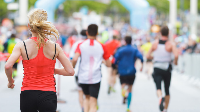 © TeamDaf, stock.adobe.com Frau läuft Marathon
