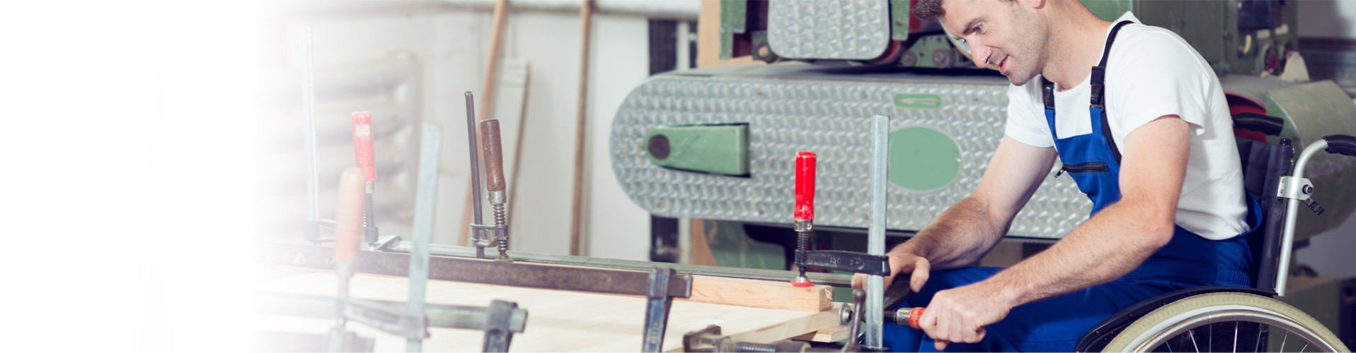 Arbeiter im Rollstuhl arbeitet an einer Werkbank © Firma V, stock.adobe.com