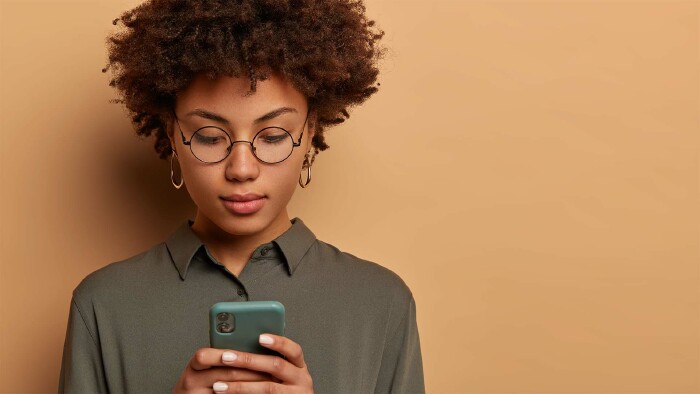 Junge Frau mit Smartphone