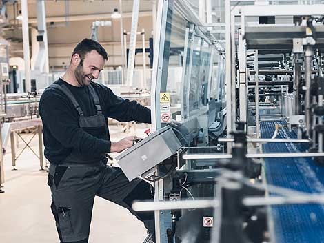 Arbeiter in Fabrikshalle steuert eine Maschine © duskojovic, Fotolia.com Mann bei der Arbeit in einer Produktionshalle © duskojovic, Fotolia.com