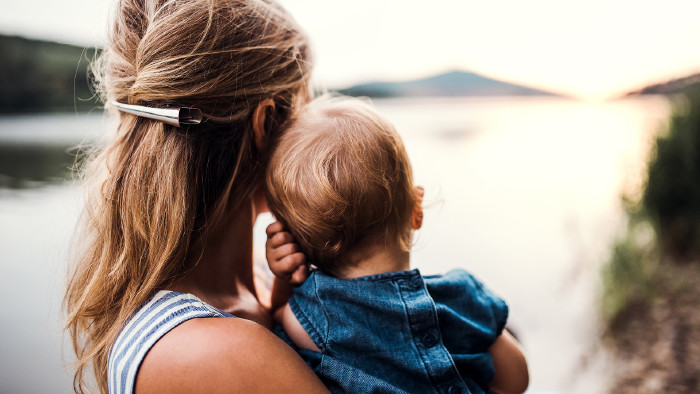 Alleinerziehende Mutter mit Kleinkind