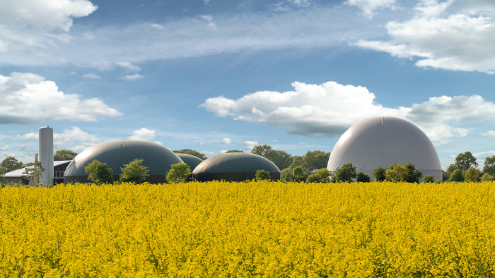 Biogasanlage zur Stromerzeugung und Energiegewinnung © ShDrohnenFly, stock.adobe.com Biogasanlage zur Stromerzeugung und Energiegewinnung