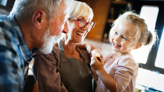 Glückliche Großeltern, die lustige Zeiten mit Kindern zu Hause haben © NDABCREATIVITY, stock.adobe.com
