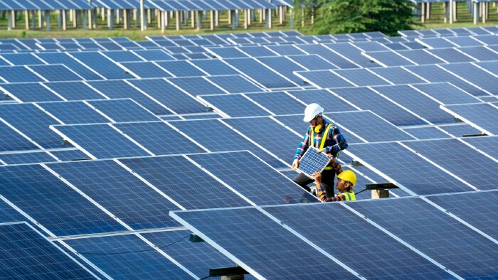 © visoot, stock.adobe.com Arbeiter montieren Solarpanelen