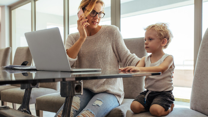 © Jacob Lund, stock.adobe.com Mutter mit Sohn im Homeoffice © Jacob Lund, stock.adobe.com