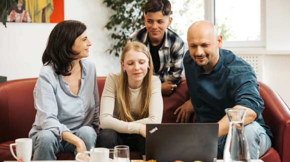 AK Expert:innen mit Schüler:innen auf der Berufsinfomesse L14