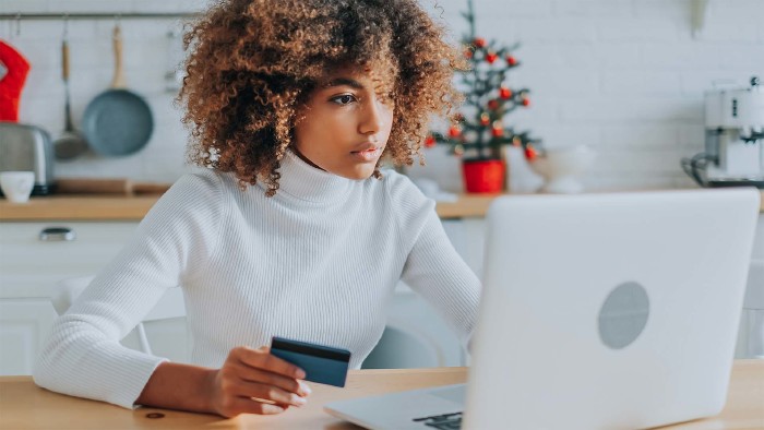 © wifesun, stock.adobe.com Junge Frau beim Online-Shopping © wifesun, stock.adobe.com