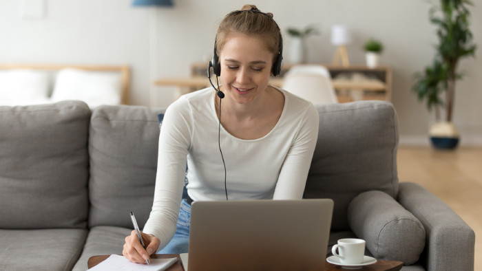 Arbeitnehmerin lässt sich online beraten.