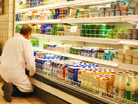Milchregal im Geschäft © Ilan Amith, Fotolia