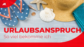 Arrangement aus Flip Flops, Muscheln, Strohhut und Handtuch.