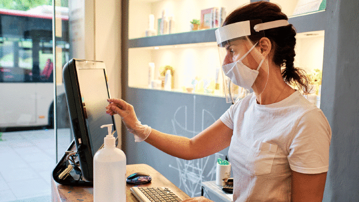 Frau mit Maske © alvaro, stock.adobe.com Frau mit Maske © alvaro, stock.adobe.com