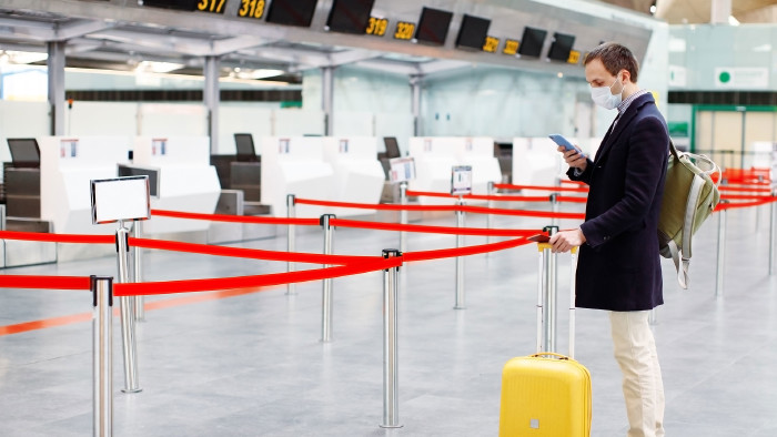 Reisender vorm Check-In am Flughafen