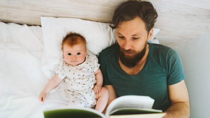 © Everst, stock.adobe.com Papa liest seinem Kind ein Buch vor