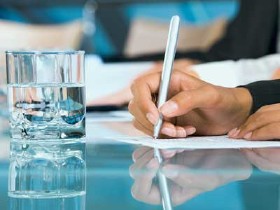 Arbeitnehmerin beim Schreiben © pressmaster, stock.adobe.com