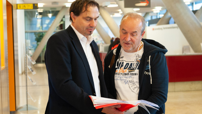 Erfolg vor Gericht: Jurist Günter Hahnenkamp und Stanislav C. © Erwin Schuh Erfolg vor Gericht: Jurist Günter Hahnenkamp und Stanislav C. © Erwin Schuh