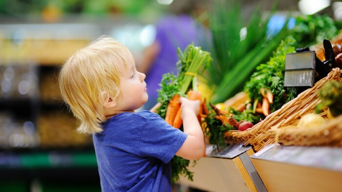 © Maria Sbytova, stockadobe.com Junger Bub im Supermarkt