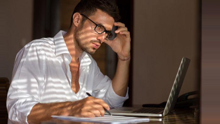 © luckybusiness , stock.adobe.com Mann mit Brille sitzt bei Notebook und überlegt © luckybusiness , stock.adobe.com