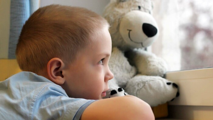 Trauriger Junge am Fenster 