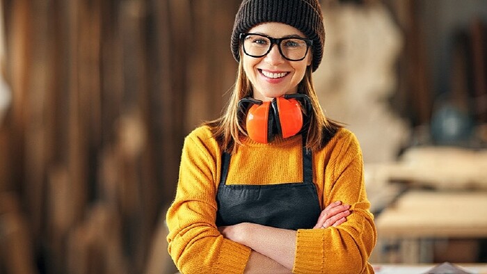 Junge Tischlerin in der Werkstatt