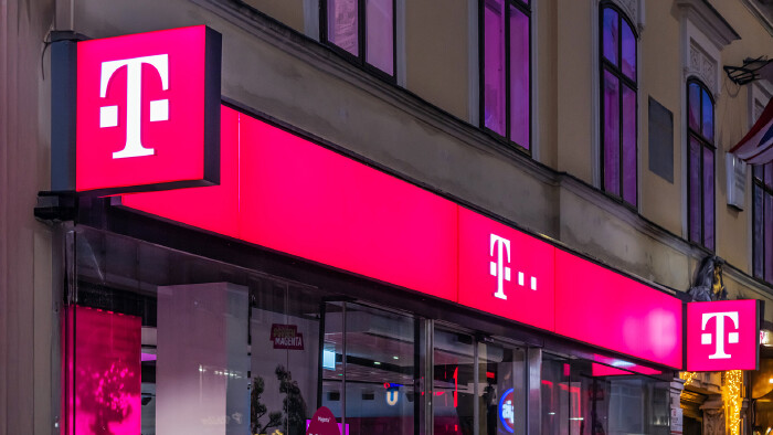 Beleuchtete Telekom-Filiale in der Mariahilfer Straße bei Nacht. 