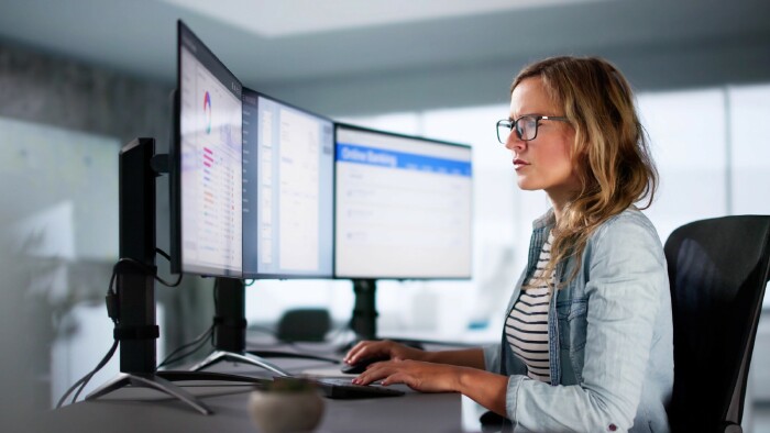 © Andrey Popov, stock.adobe.com Junge Frau arbeitet am PC