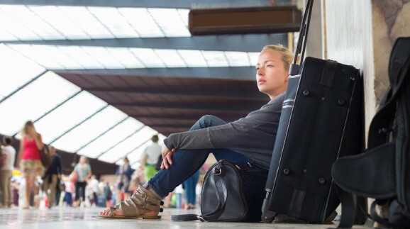 Reisende wartet auf den Zug