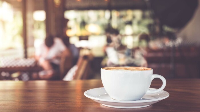 © jakkapan, stock.adobe.com Tasse heißer Kaffee auf dem Tisch im Café © jakkapan, stock.adobe.com
