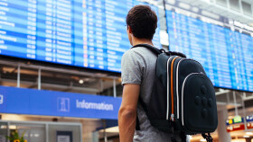 Mann am Flughafen