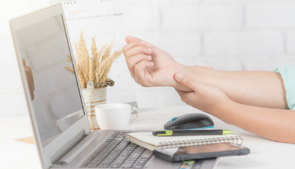 Arm schmerzt bei Arbeit am Computer