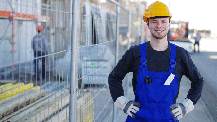 Mann auf der Baustelle