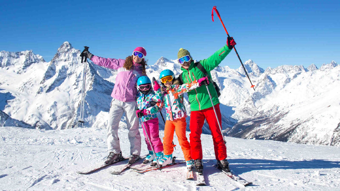 Familie mit Kindern auf der Schipiste