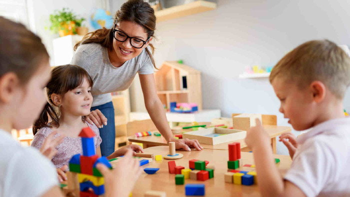 © lordn, stock.adobe.com Kindergarten - Pädagogin mit Kindern © lordn, stock.adobe.com