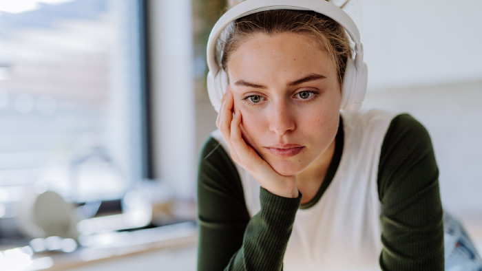 © Halfpoint, stock.adobe.com Junge Frau im Homeoffice © Halfpoint, stock.adobe.com