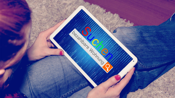 © studio v-zwoelf, stock.adobe.com Eine Frau sucht im Internet nach einer bezahlbaren Wohnung © studio v-zwoelf, stock.adobe.com