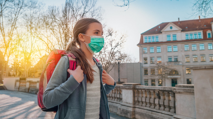 © detailblick-foto, stock.adobe.com Kind mit Maske geht zu Schule © detailblick-foto, stock.adobe.com