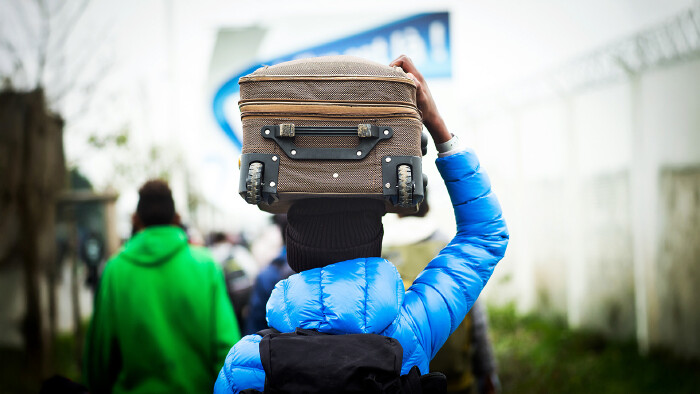 Fl&uuml;chtling mit einem Koffer auf dem Weg nach Europa