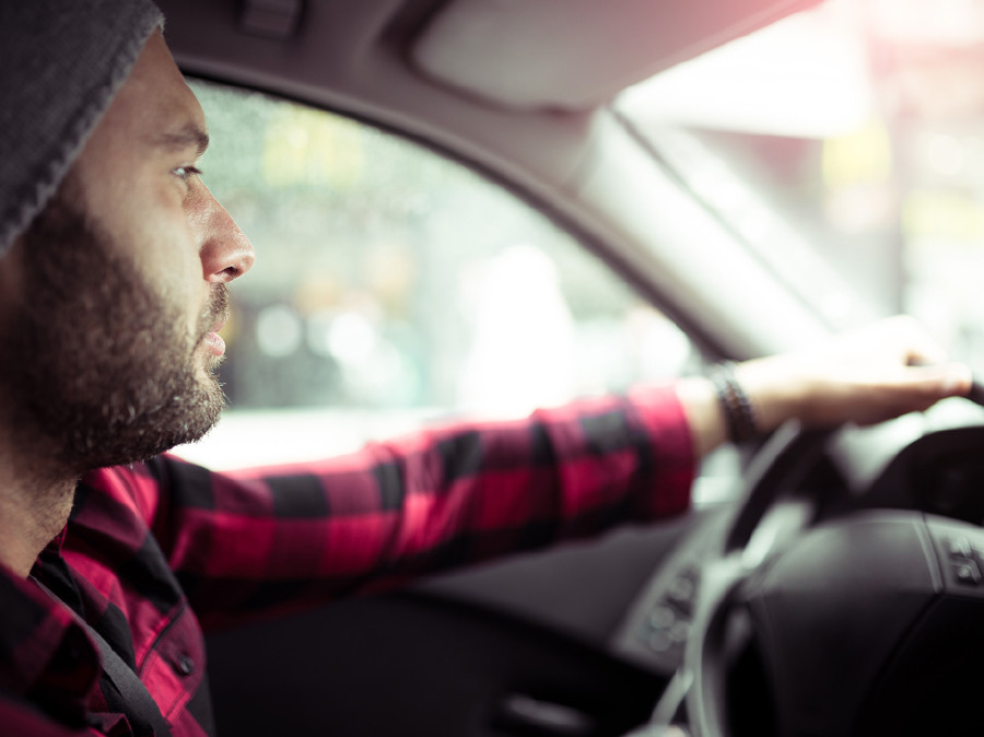 Junger Mann fährt Auto © Fotolia.com/Alen-Ajan, AK Stmk Als Pendler bekommt man unter Umständen Pendlerpauschale. © Fotolia.com/Alen-Ajan, AK Stmk