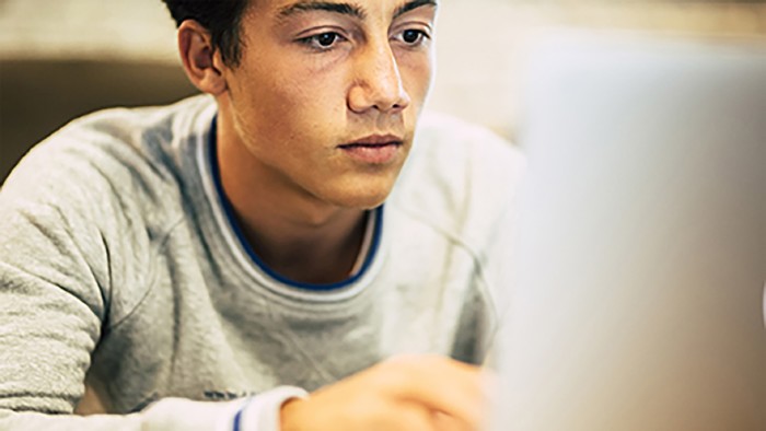 Jugendlicher sitzt vor Computer