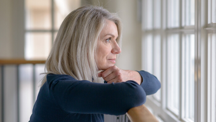 © michaelheim, stock.adobe.com Frau blickt nachdenklich aus dem Fenster