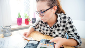 Frau mit Taschenrechner © leszekglasner, Adobe Stock