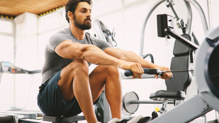 © NDABCREATIVITY , stock.adobe.com Mann trainiert im Fitnessstudio