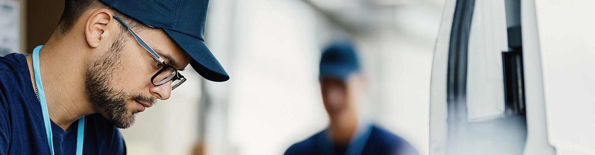 Paketzusteller bei der Arbeit