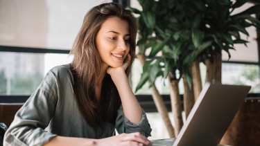 Junge Frau sitzt vor Laptop © Oleksii, stock.adobe.com
