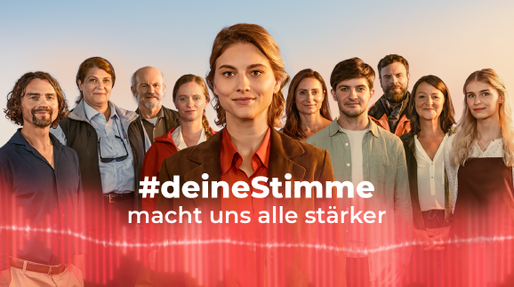 Eine Gruppe von Menschen schaut lächelnd in die Kamera.  © Elsa Okazaki