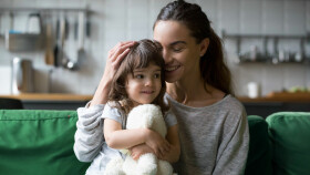 Alleinerziehende Mutter, die Tochter umarmt